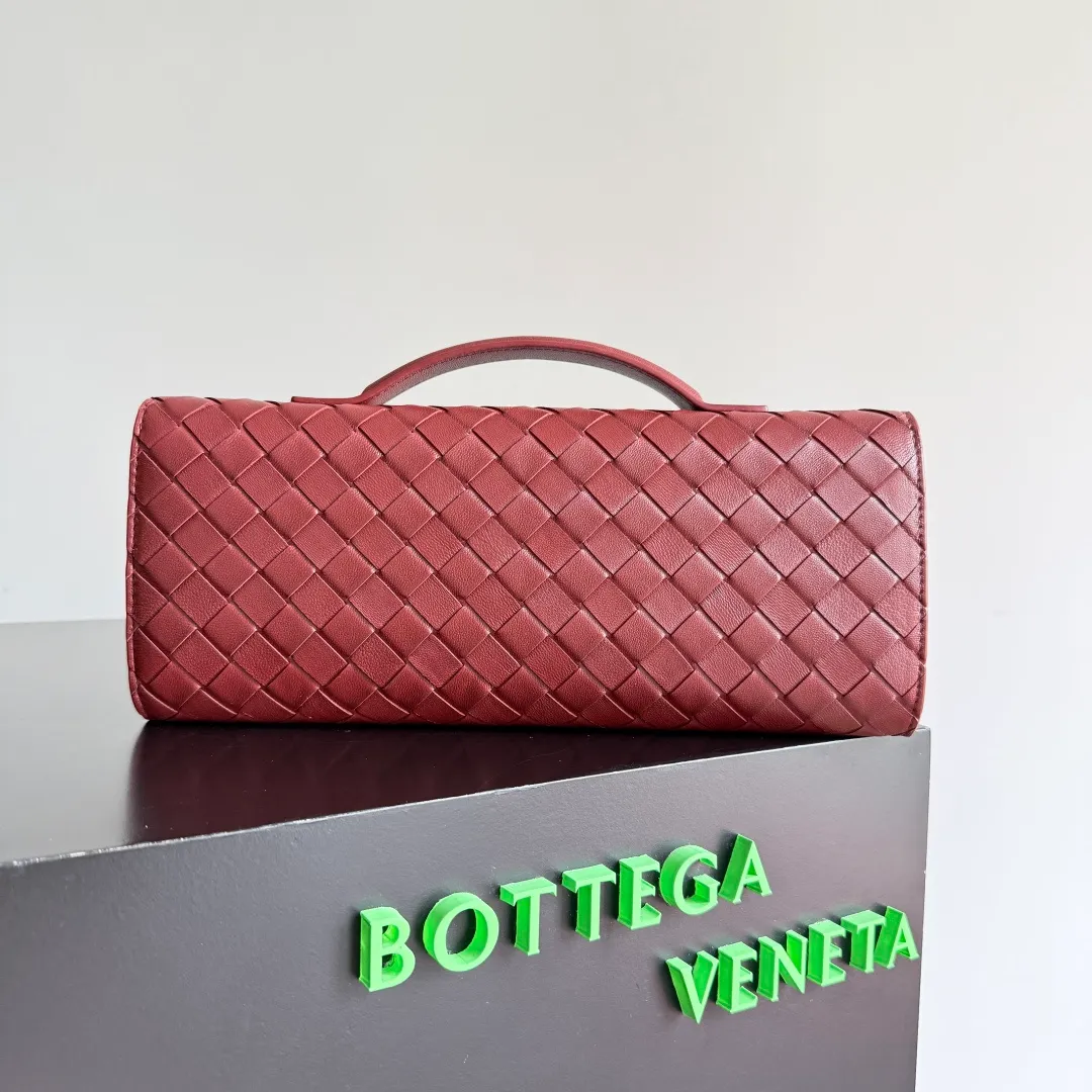 The batch of 1360 BV Andiamo evening handbags has been heavily planted again~ The designer aesthetics in the era of economic downturn are back. I fall in love with it at first sight and can't put it down. It's so beautiful and full of aura. The shape and texture are very competitive. It's light in weight and has sufficient capacity. It's a must-have for fashionistas. It's suitable for many occasions, minimalist, high-end and light luxury. Model No.: 741511 Size: 31*13*3cm